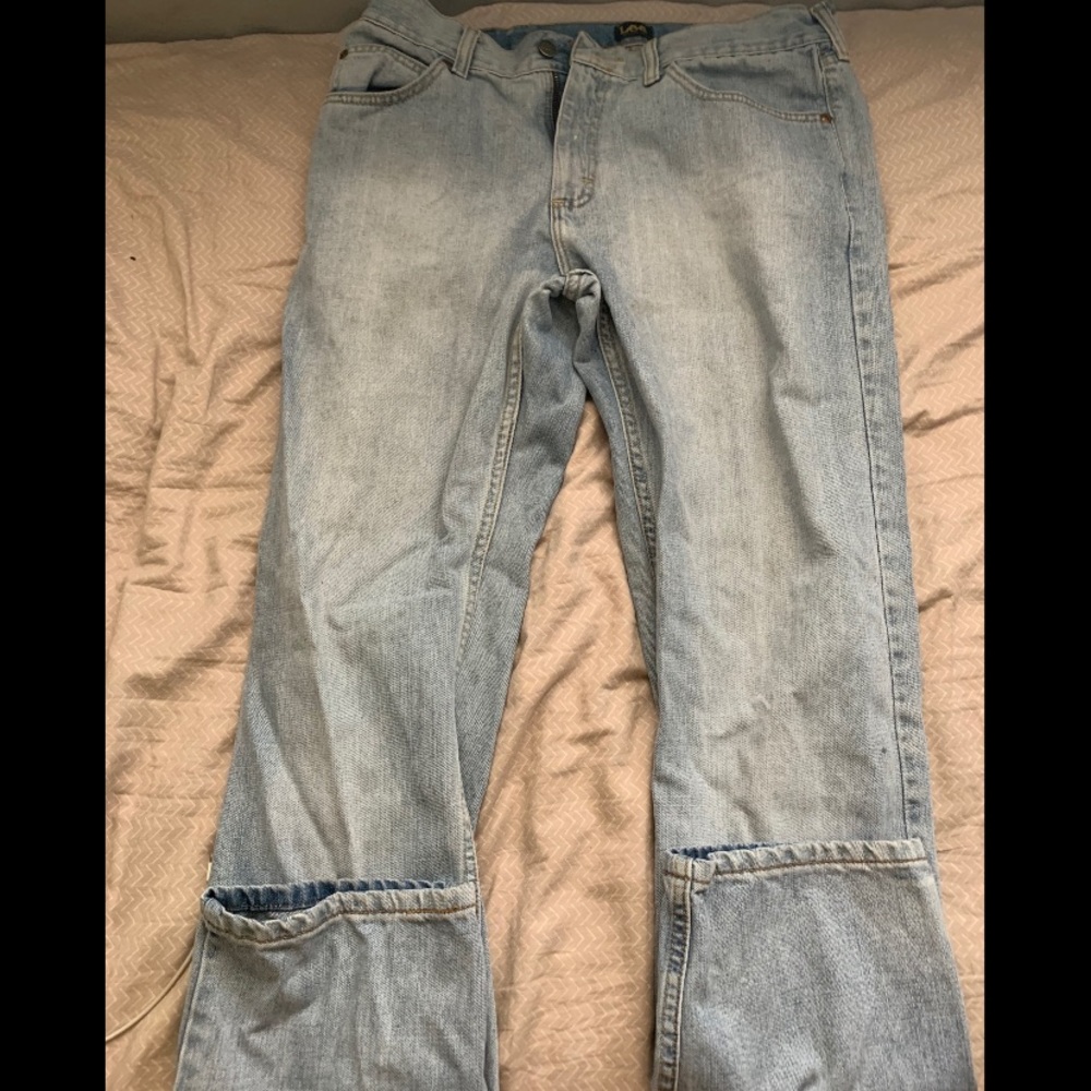 Men’s light wash jeans